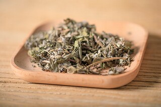 春居杂兴·两株桃杏映篱斜原文、翻译及赏析（春居杂兴二首翻译）